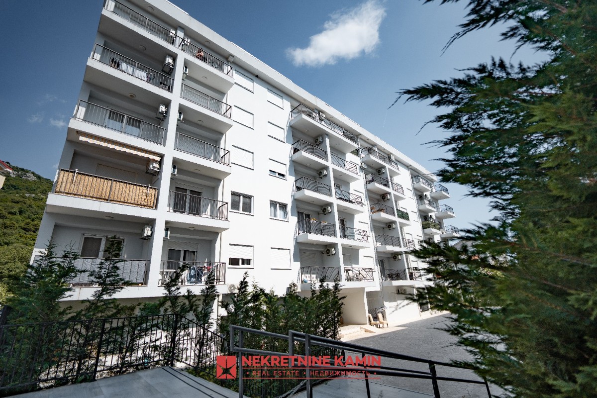 Furnished One-Bedroom Apartment in a New Build near Kužina, Podkošljun, Budva
